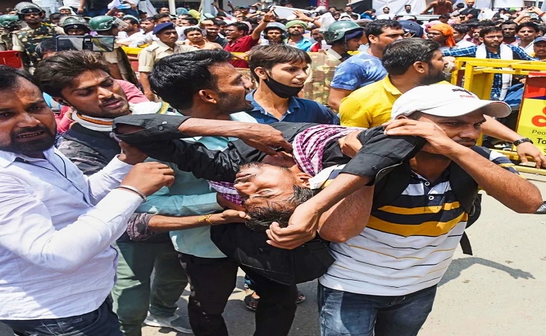 Patna Police lathi charge