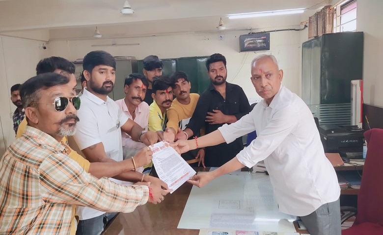 ખેડામાં કરણી સેનાના યુવકો સામે ફરિયાદ મામલે ડીસામાં આવેદનપત્ર- humdekhengenews