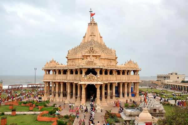 Biporjoy cyclone: દ્વારકા મંદિરના કપાટ થયા ભક્તો માટે બંધ, જાણો બીજા કયા મંદિર બંધ hum dekhenge news