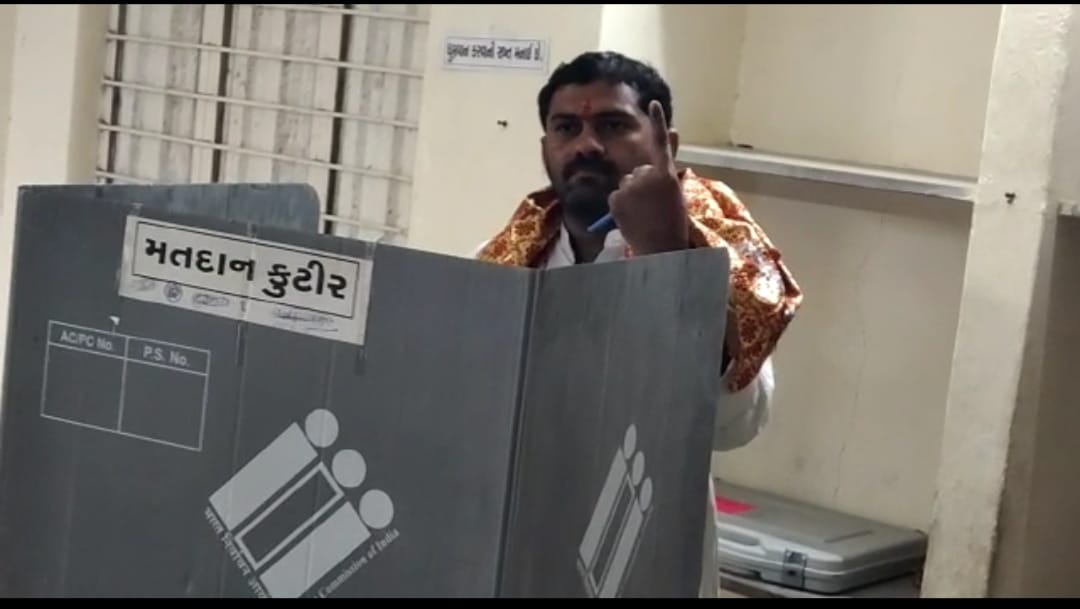 કોંગ્રેસના ઉમેદવાર ગુલાબસિંહ રાજપૂત કર્યું મતદાન - humdekhengenews
