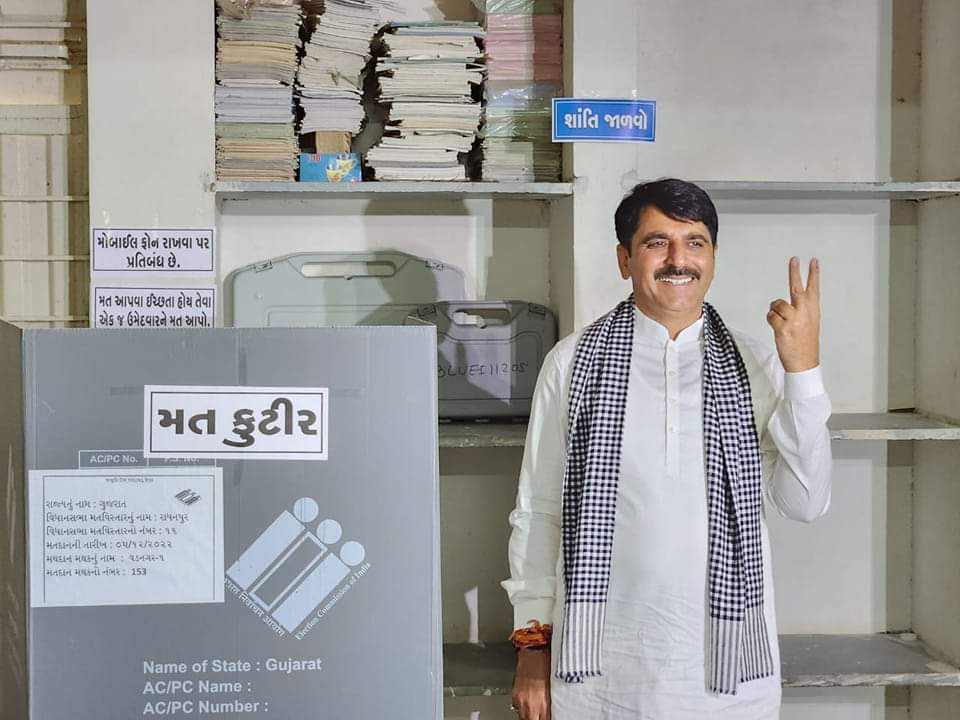 થરાદના ભાજપના ઉમેદવાર શંકરભાઈ ચૌધરીએ રાધનપુર મત વિભાગના પોતાના વતન વડનગરમાં પોતાનું મતદાન કર્યું હતું- humdekhengenews