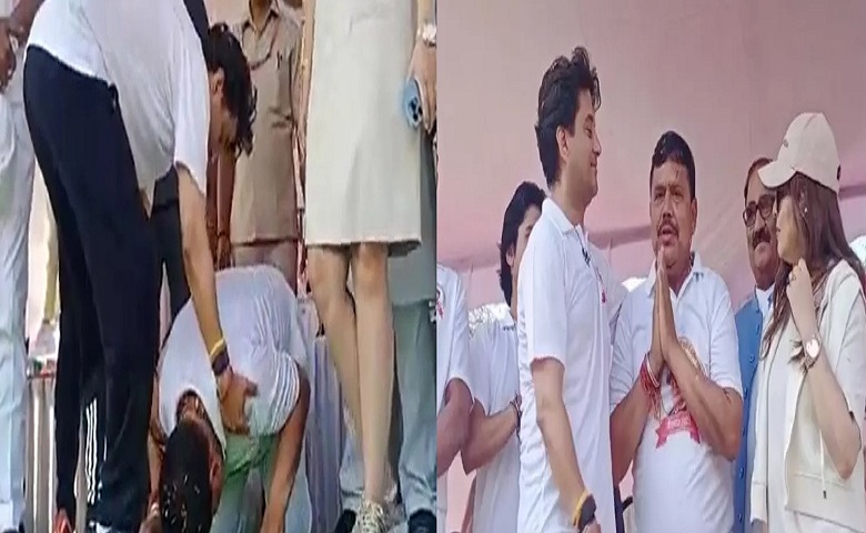 Pradyuman Singh Tomar at the feet of Jyotiraditya Scindia