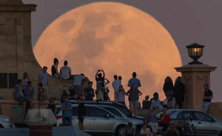 આ વર્ષે દેખાશે વધુ ત્રણ Supermoon: જાણો શું હોય છે સુપરમૂન? hum dekhenge news