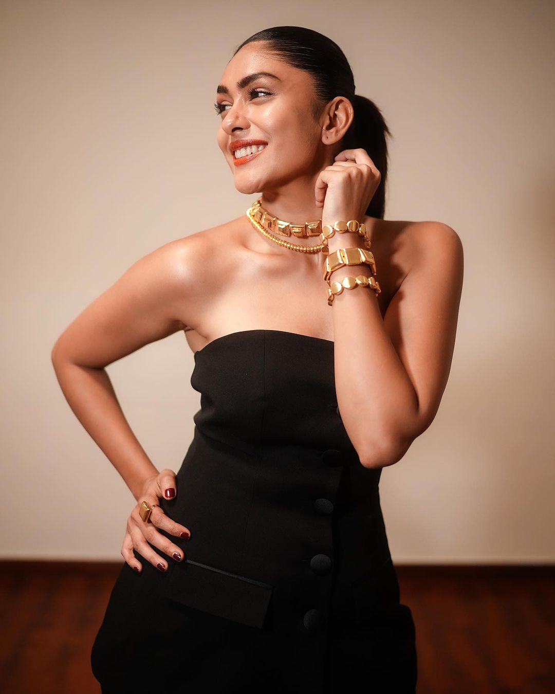 Mrunal Thakur (7)