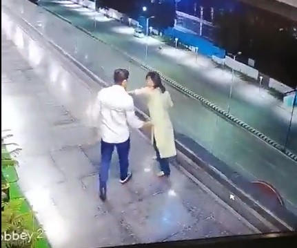 યુવતી સાથે મારપીટ-HDNews