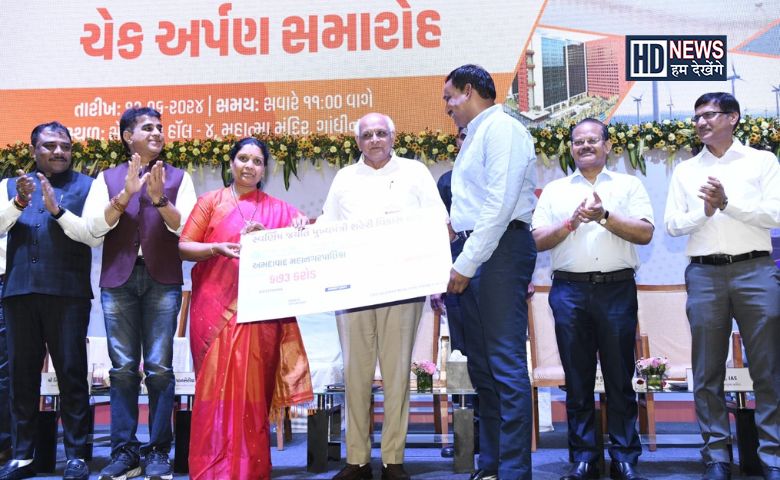 પાલિકાઓને ચેક અર્પણ - HDNews