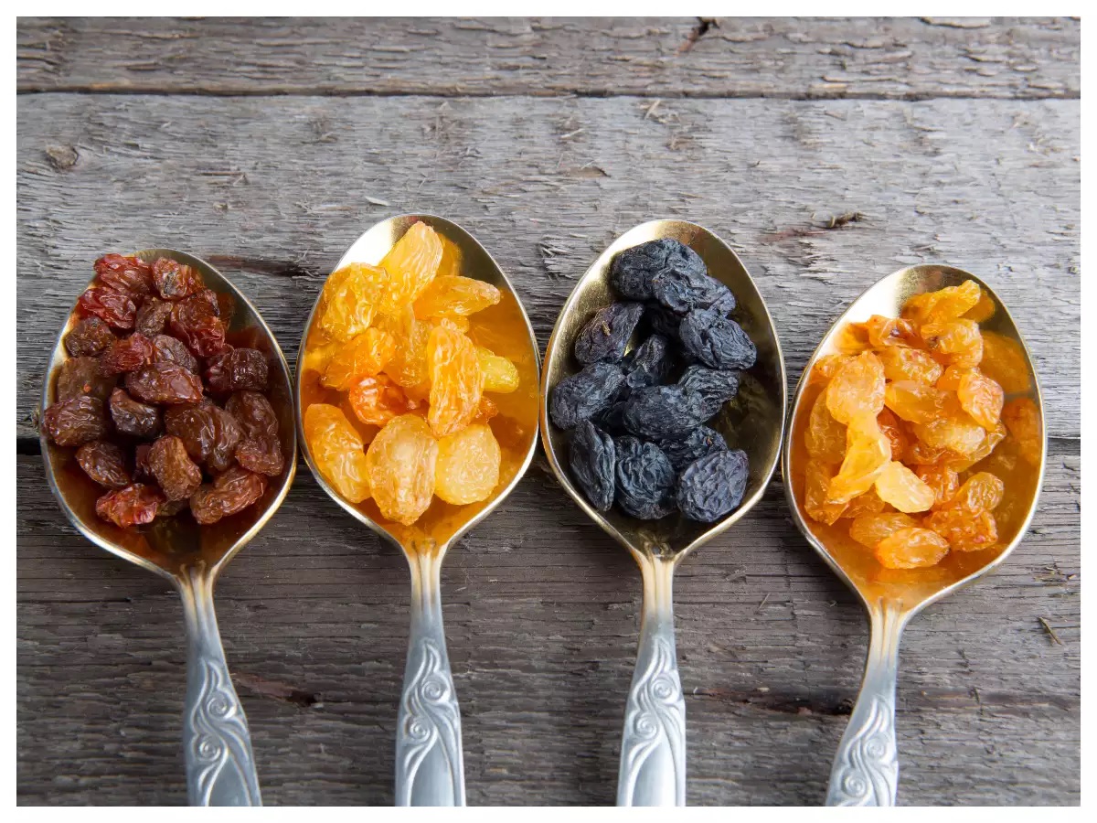 What are the benefits of raisins, yellow or black? Which raisins should men consume?