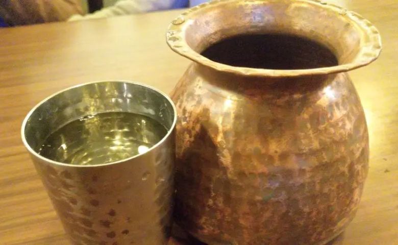 તાંબાના વાસણમાં પાણી પીતી વખતે ન કરશો આ ભૂલ, પડી શકે છે ભારે hum dekhenge news