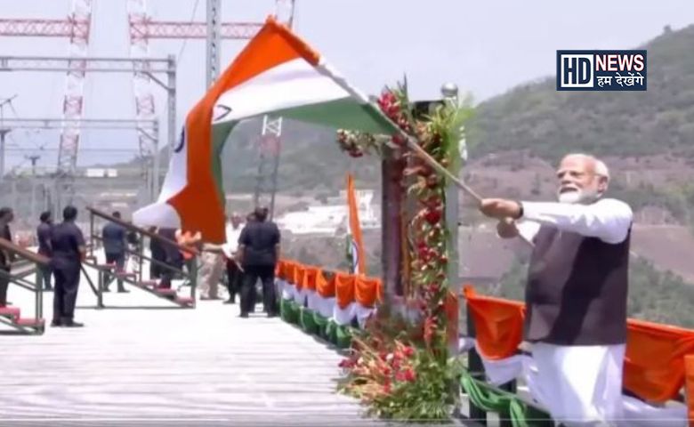 વડાપ્રધાન ત્રિરંગા સાથે - HDNews