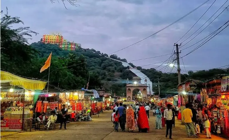અહીં છે ચોથ માતાનું મંદિર, જ્યાં દર્શન માત્રથી મળે છે પતિના લાંબા આયુષ્યનું વરદાન hum dekhenge news