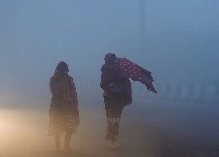 People are troubled by smog in Delhi