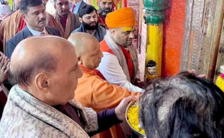 રામલલાની પ્રાણ પ્રતિષ્ઠાની બીજી વર્ષગાંઠઃ રાજનાથ અને યોગી આદિત્યનાથે હનુમાનગઢીમાં કરી આરતી, અયોધ્યામાં માનવ મહેરામણ ઉભરાયું Hum dekhenge news