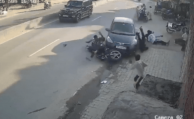 Moradabad car ran out Viral Video