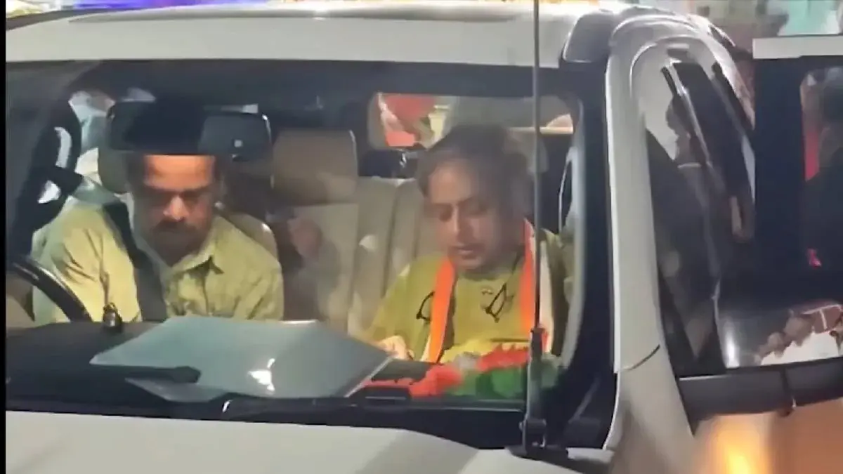 group blocks Shashi Tharoor vehicle