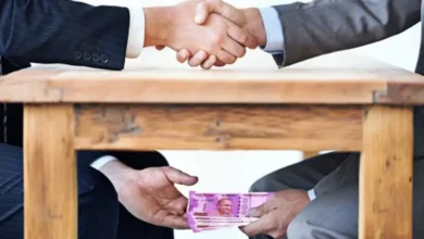 ACB takes major action in Gandhinagar: Class-2 officer on duty at Udyog Bhavan caught taking bribe, hum dekhenge news