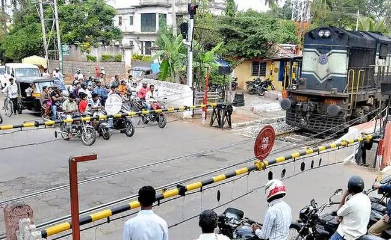 RTO Action: બંધ ફાટક નીચેથી વાહન લઈને જાવ છો? હવે ચેતજો, લાઈસન્સ સસ્પેન્ડ થઈ શકે hum dekhenge news