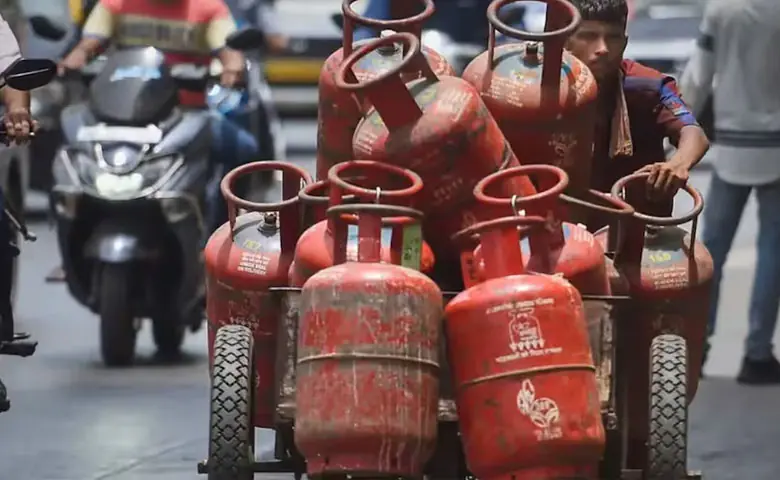 What kind of formula is this? A small 5 kg cylinder costs Rs.831, while a 14 kg LPG cylinder costs Rs.931?, hum dekhenge news