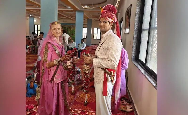 Foreign bride wears ghagra-choli: American girl becomes daughter-in-law of farmer's family, gets married according to Hindu rituals, hum dekhenge news
