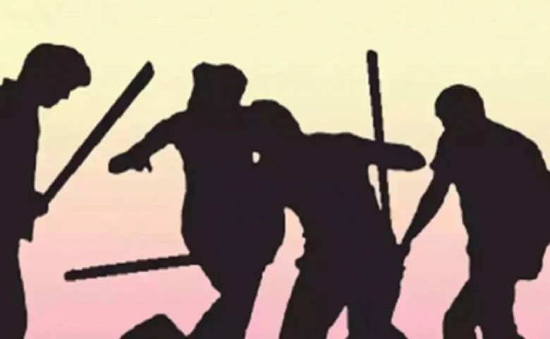Bhavnagar: Father and sons fatally attack a youth, saying, "Why did you drive a tea truck in front of us?", hum dekhenge news