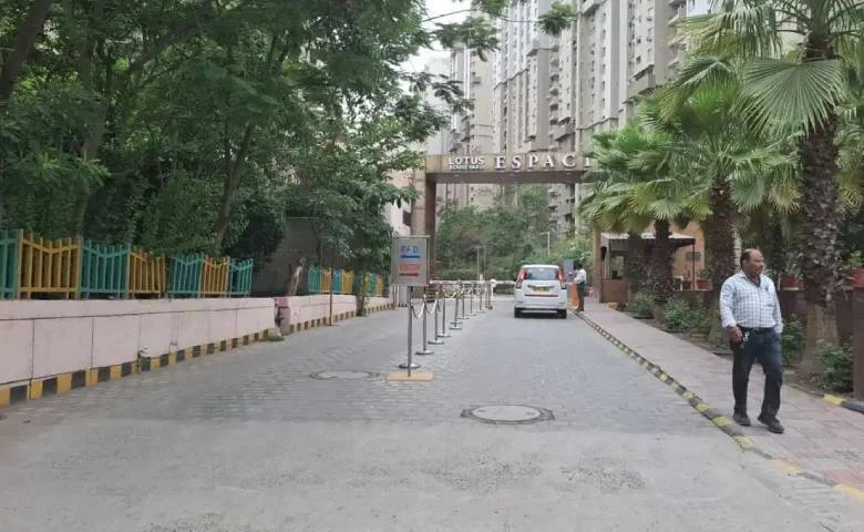 Noida: Woman commits suicide by jumping from 18th floor in VIP society, hum dekhenge news