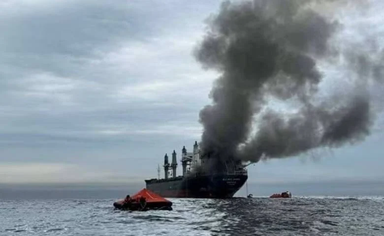 Cargo ship attacked in the Red Sea near Yemen; British Army issues alert, hum dekhenge news