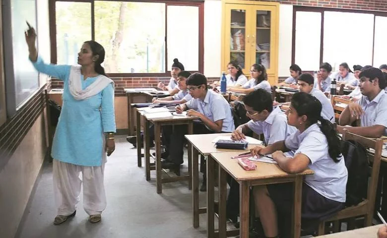 High Court seeks government's response to private school's plea regarding fee hike rules, hum dekhenge news