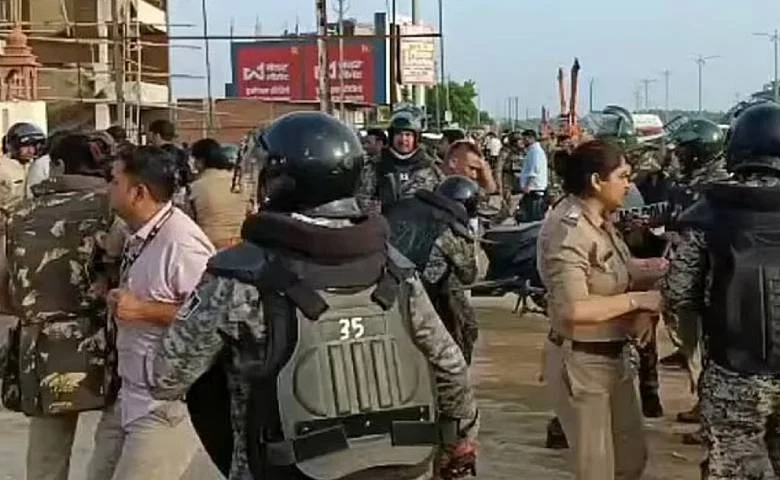 Supporters of Narottam Mishra create a ruckus in Datia; 8 police personnel, including the DM and SP, injured, hum dekhenge news