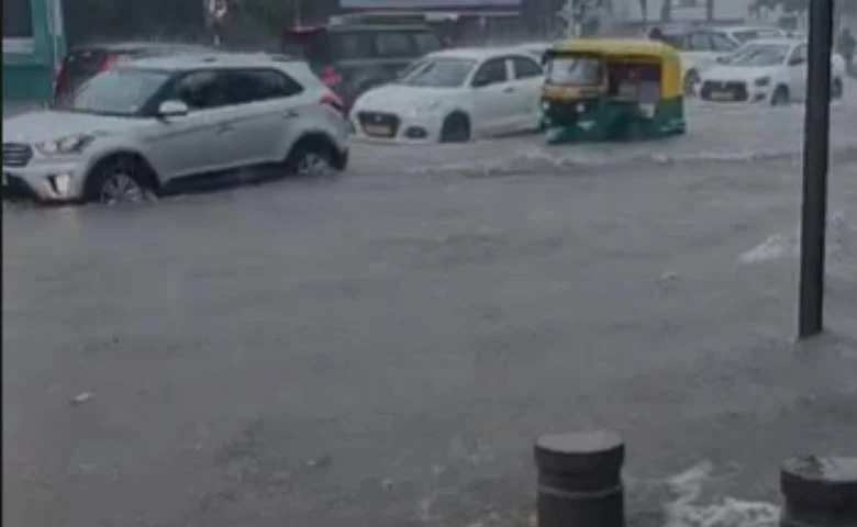 Police's commendable work amidst the rain situation in Ahmedabad; saved a woman's life, hum dekhenge news