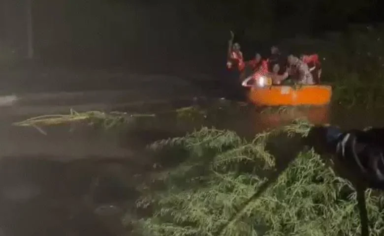 Torrential rain in North Gujarat: Car swept away in Virpur; rescue operation by Army unit underway in Navsari, hum dekhenge news
