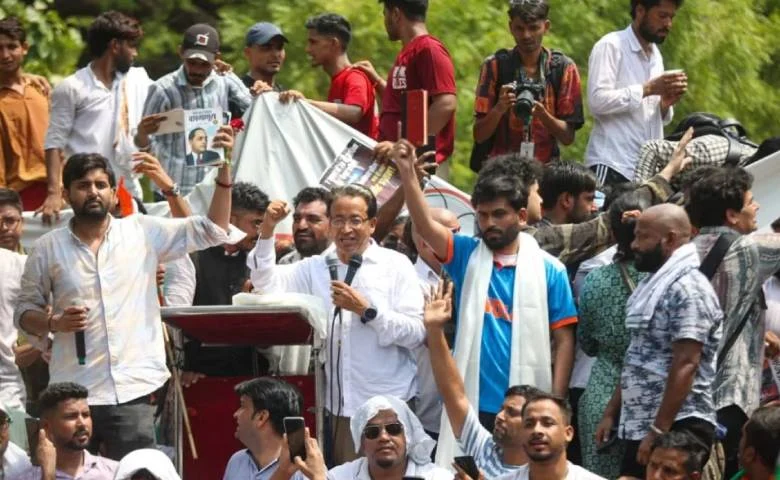 'Cockroach Janata Party' and the opposition remain adamant on Dharmendra Pradhan's resignation; protest continues at Jantar Mantar, hum dekhenge news
