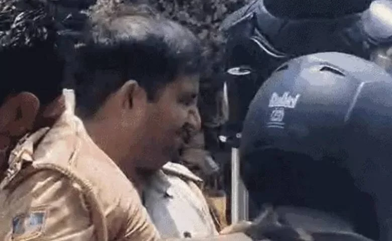 Delhi: Protesters pelted stones at the police at Jantar Mantar today; 400 accounts spreading fake news have been shut down, hum dekhenge news