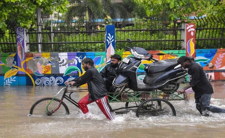 Rain wreaks havoc in the state: 648 roads, including 3 national highways, closed; relief announced for flood victims in Navsari, hum dekhenge news