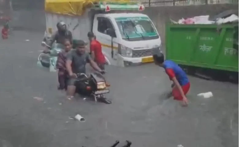 દિલ્હીમાં પ્રથમ જ ભારે વરસાદે તંત્રની પોલ ખોલી, રસ્તાઓ બન્યા નદી; સંગમ વિહારથી નોઈડા સુધી જળબંબાકાર hum dekhenge news