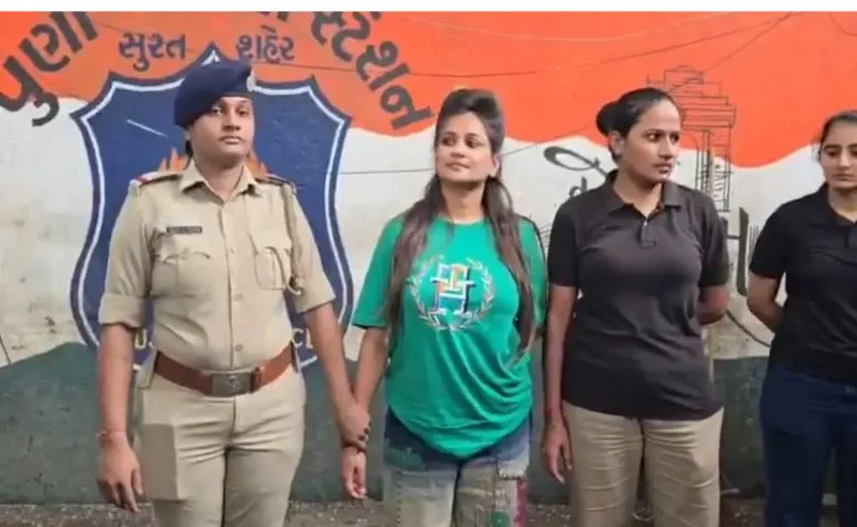 કીર્તિ પટેલની ધરપકડ, પોલીસ સ્ટેશન બહાર ભારે હોબાળો: પોલીસકર્મીઓને સવાલ કર્યો, ફરિયાદના પૈસા લીધા છે? hum dekhenge news