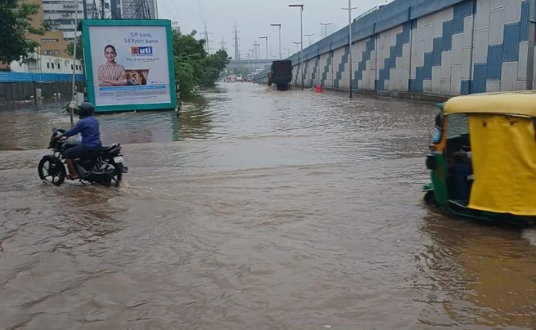 અમદાવાદમાં ચાર કલાકના વરસાદે શહેર ઠપ્પ: સાયન્સ સિટી-થલતેજમાં અઢી ઇંચ વરસાદ hum dekhenge news