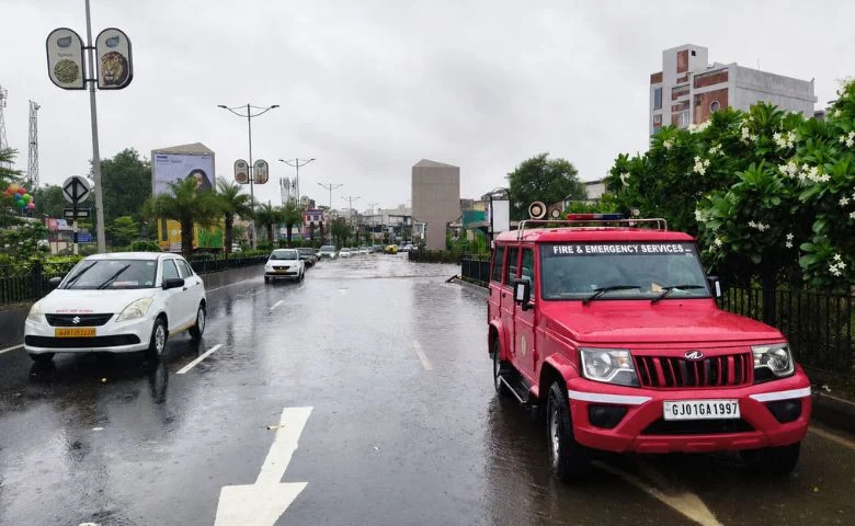 અમદાવાદમાં ભારે વરસાદ વચ્ચે ફાયર બ્રિગેડની ચેતવણી hum dekhenge news