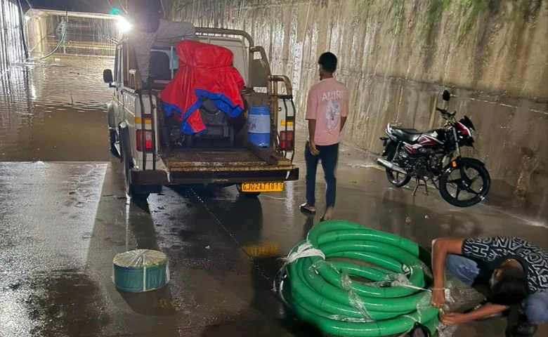મણિપુર અંડરપાસમાં સ્થાનિકો બન્યા રિયલ હીરો hum dekhenge news