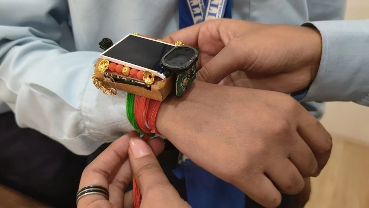 Sisters created 'AI Solar Safety Rakhi' for traveling to the country!