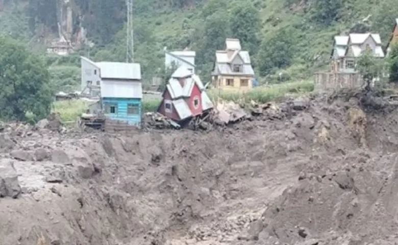 J&K: Several vehicles washed away following a cloudburst in Kishtwar; situation grim in Shopian as well, hum dekhenge news
