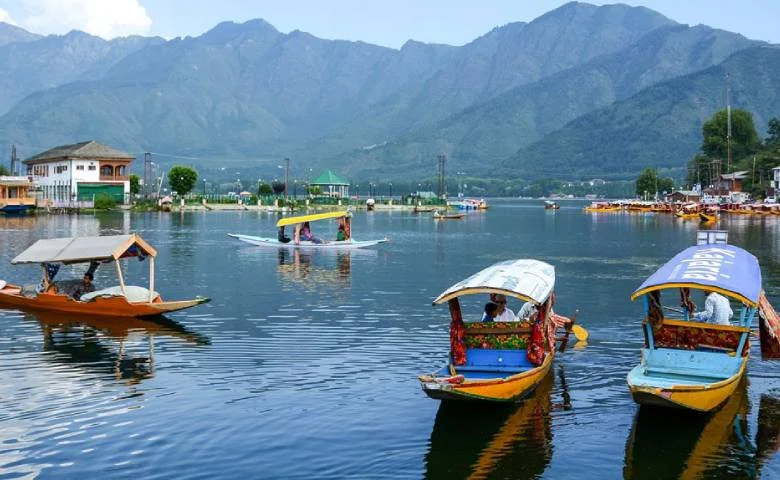 Foreign tourist arrivals in Jammu & Kashmir dropped by 44%; significant decline in Indian tourists also noted in 2025, hum dekhenge news