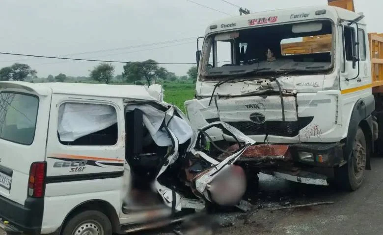 Road accident in Madhya Pradesh's Dhar district: Trolley rams into van; 6 dead, hum dekhenge news