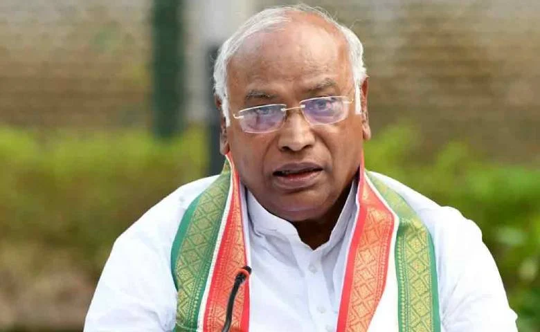 Kharge corners the government: Censorship on social media; 1.95 lakh accounts blocked in 5 months, hum dekhenge news