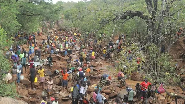 Gold is found just by digging the ground! Thousands of people lined up in this village