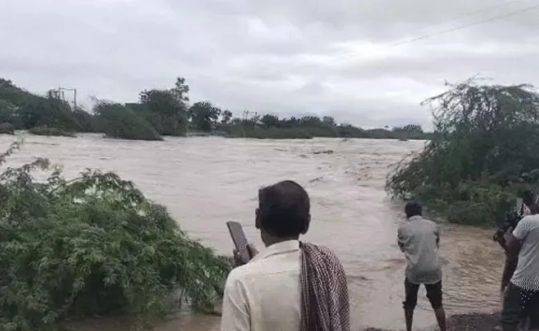 અનેક સ્ટેટ હાઇવે બંધ, નવસારી-સુરતથી SOU સુધી વાહનવ્યવહાર ઠપ hum dekhenge news