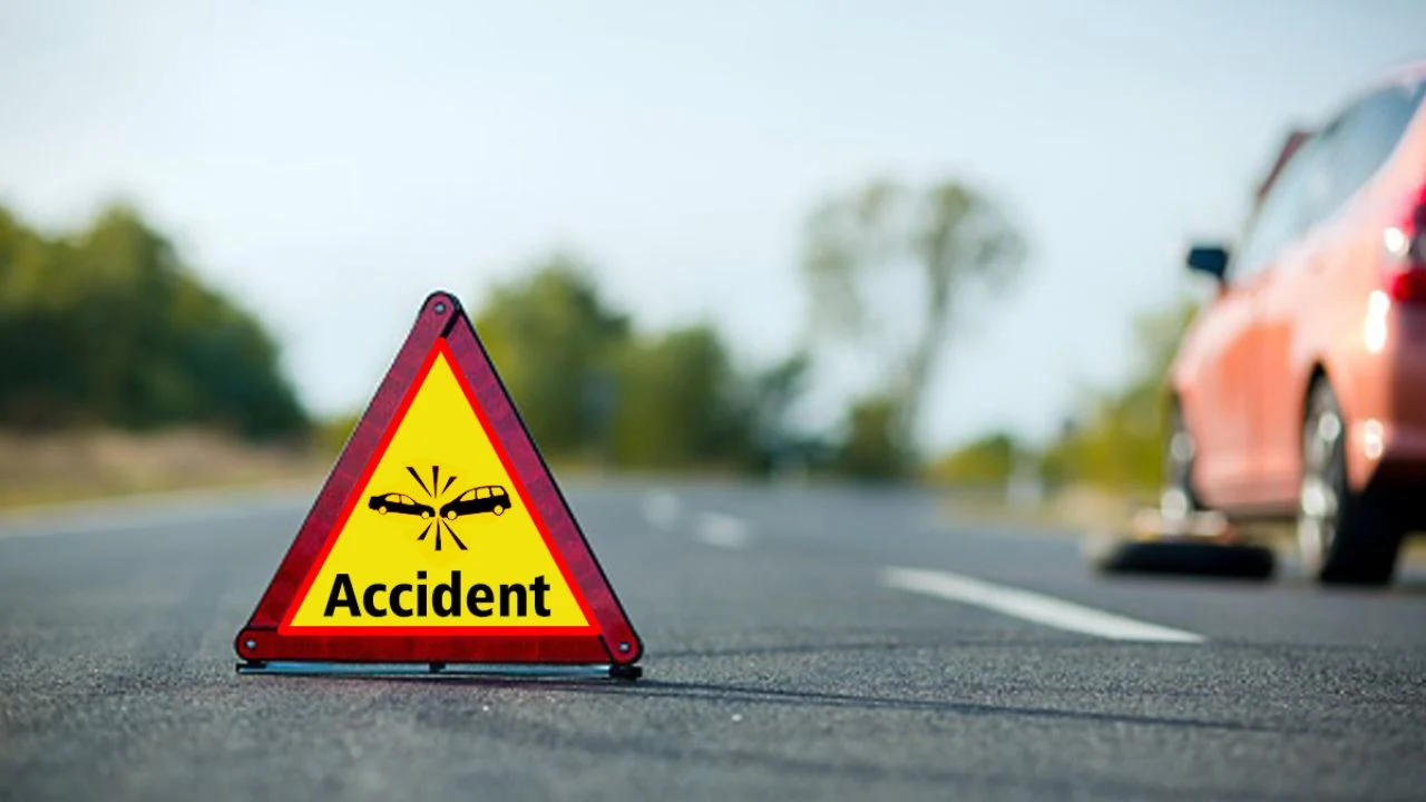 Tractor-trolley overturns after Ganesh immersion in Rajsamand; 4 dead, 12 injured.